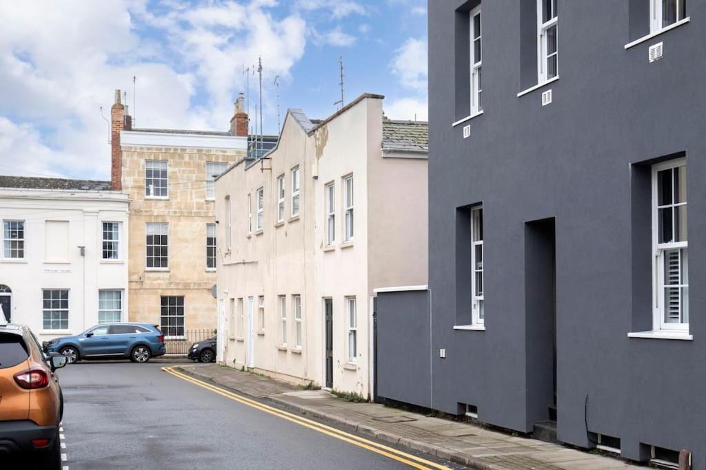 The Races, Portland Place. Cheltenham Exterior foto