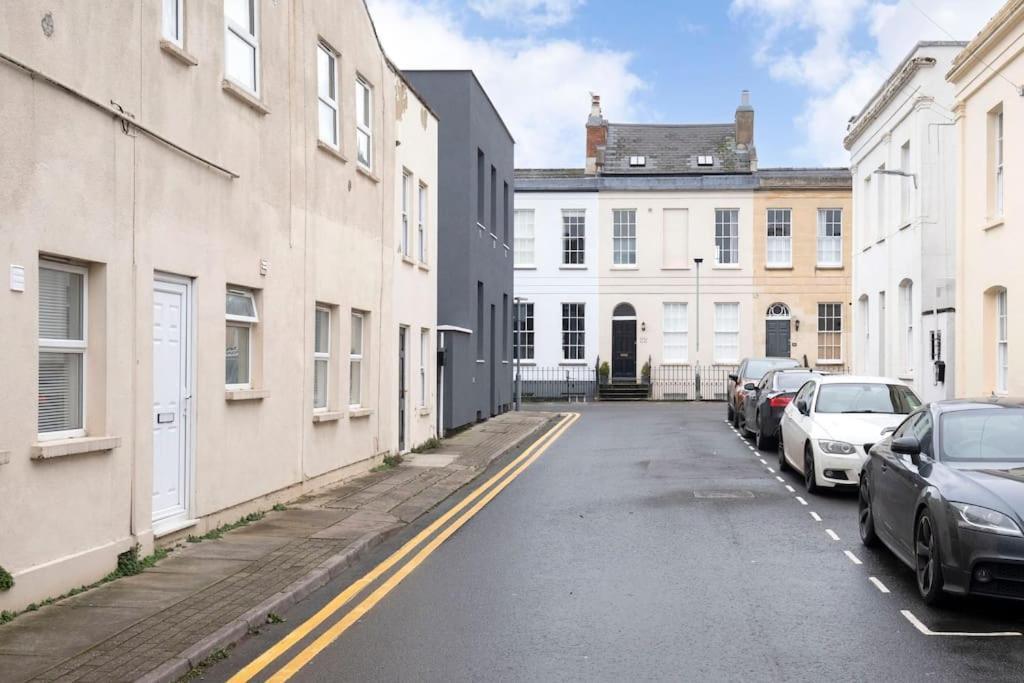 The Races, Portland Place. Cheltenham Exterior foto