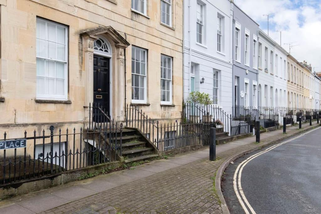 The Races, Portland Place. Cheltenham Exterior foto